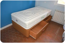 Colchón individual Viscorrelax y canape con dos cajones