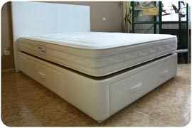 Colchón modelo Viscorrelax en una cama con cajones tapizada montada en Madrid