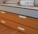 Oferta de canapé nido en color camello con tiradores en blanco mas colchones y almohadas