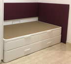 canapé nido en color blanco con cubre pared y cabecero en color morado, montado en Madrid