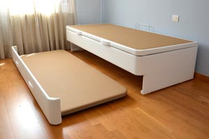 Canapé Nido cerrado con la cama arrastre fuera, el segundo paso para desplegar cama auxiliar nido