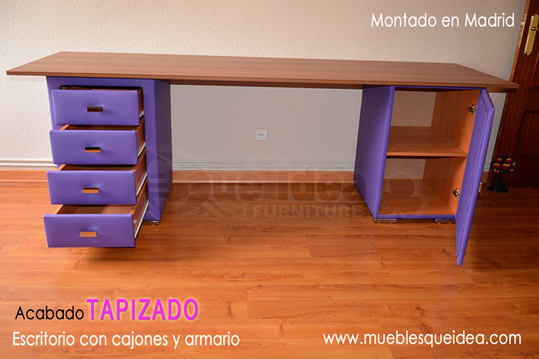 Mueble escritorio tapizado con los cajones y puerta abiertos