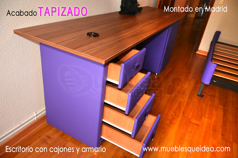 Mueble auxiliar escritorio con los cajones abiertos tapiado en polipiel color violeta a juego con un canapé nido