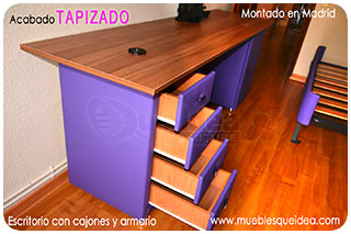 Mueble auxiliar escritorio con los cajones abiertos y el arrastre tapizado