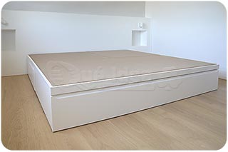 Cama blanca en madera grande con Nido en los pies y cajones laterales