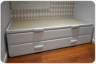 Montaje de arcón Nido en dormitorio estrecho en Barcelona