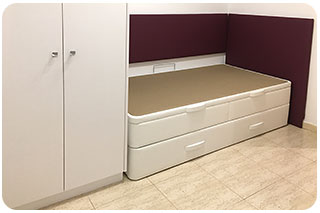 Canapé Nido blanco con cabecero y cubre pared en color granate