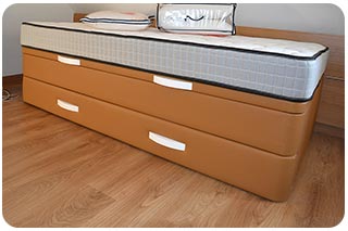 conjunto de Canapénido con colchones y almohadas