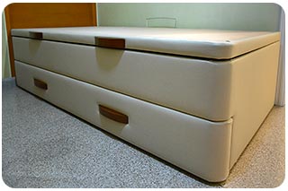 Canapé nido color crudo con tiradores en Cerezo