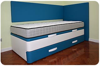 Canapé nido en dos colores combinados con cabecero y cubre pared