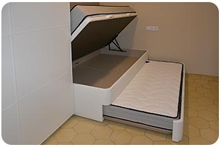 Canapé nido entre armario y pared