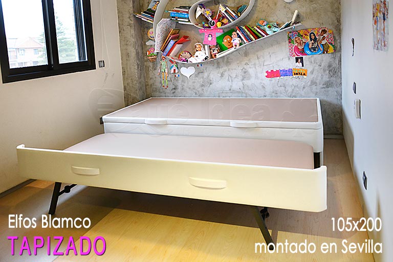 Canapé nido con el arrastre abierto y las patas desplegadas montado en Sevilla