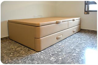 Canapé nido con tiradores tapizados en la misma polipiel que el resto