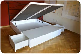 Canapé abatible en madera con cajones de apertura lateral para almacenaje