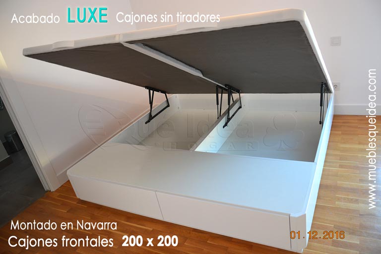 Canapé de tapa abatible de 200x200 acabado en madera lacada color blanco con cajones frontales y esquinas Chaflán montado en Navarra