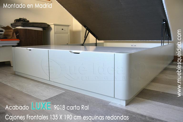 Canapé cama de ancho 135 por 190 de largo con tapa abatible y arcón acabado en madera lacada color 9018 de la carta Ral con dos cajones frontales, tiradores uñero y esquinas redondas montado en Humanes Madrid.