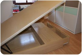 Canapé abatible de madera con cajones en roble montado en Sevilla