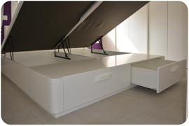 Canape abatible con dos cajones frontales para almacenaje montado en Barcelona