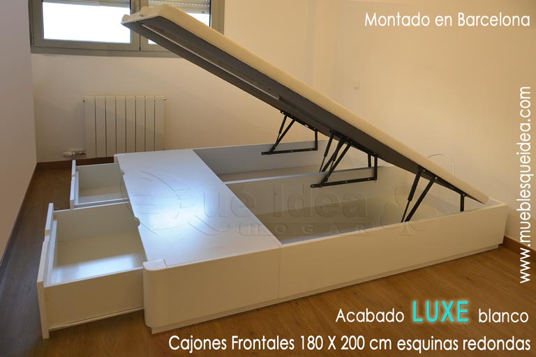 Canapé de tapa abatible arcón acabado luxe color blanco de 180 de ancho por 200 de largo con dos cajones frontales montado en Barcelona