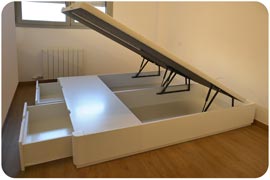 Canapé de tapa abatible arcón en madera con dos cajones frontales montado en Barcelona