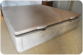 Canapé de madera abatible con cajones cerrados