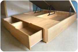 Canapé de madera con cajones frontales montado en Madrid