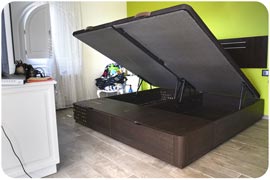 Canapé de madera con cajones color vengué montado en Girona