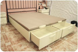 Canapé de tapa abatible de matrimonio en madera lacada montado en Alicante