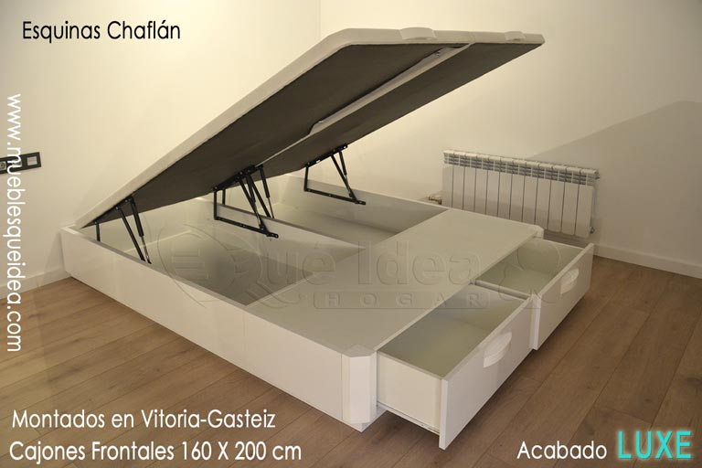 ejemplo montado en Vitoria Gasteiz de un canapé acabado en madera de esquinas chaflán con tapa abatible y dos cajones en los pies de la cama de 160x200 centímetros