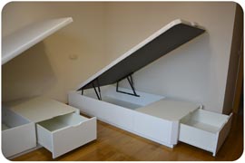 Dos canapés individuales de tapa abatible con cajón montados en Salamanca