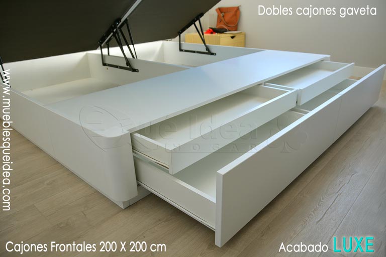ejemplo entregado en casa de cliente de un canapé de tapa abatible acabado Luxe a base de Tablero DMF lacado color blanco con pie de cama para almacenaje en dos cajones dobles gaveta