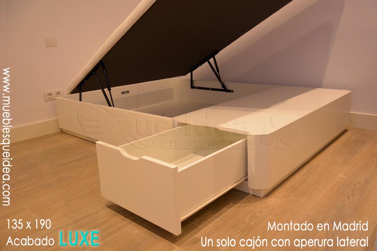 ejemplo montado de un canapé individual de 90 x 190 abatible con acabado en madera lacada con pie de cama para almacenaje en cajón frontal de apertura lateral