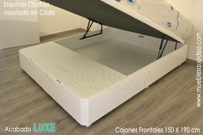 ejemplo montado de un canapé abatible de 150x190 con pie para almacenaje formado por dos cajones y patas como soporte, tiradores de los cajones de tipo Uñero montado en Cádiz.