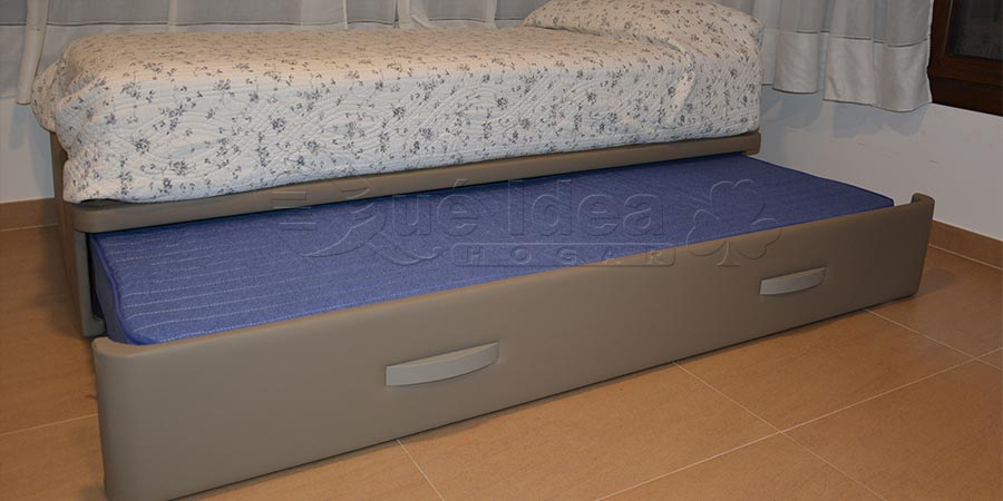 Cama nido color gris hecha con los dos colchones