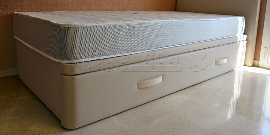 Cama nido cerrada color beig con un colchón