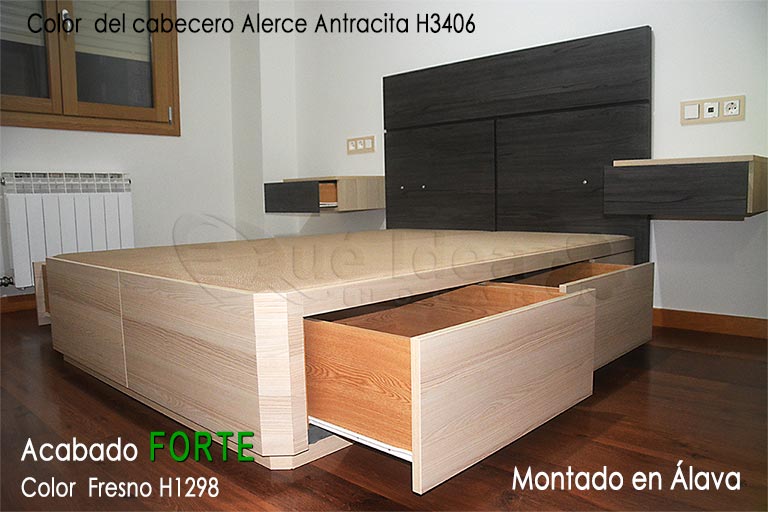 Todo en uno acabdo en Forte colores combinados Fresno de Lyón H1298 con frontales de mesitas flotantes y cabecero color Alerce Antracita H3406 montado en Álava