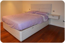 cama con cajones mesitas y cabecero color claro