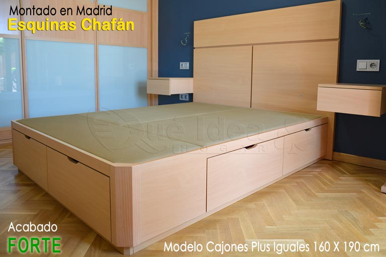 Vista ampliada de un ejemplo de montaje de una Cama con cajones de matrimonio con 6 cajones cabecero y mesitas de noche de dos cajones al suelo