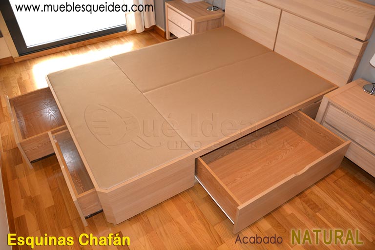 Vista ampliada de un ejemplo de montaje de una Cama con cajones de matrimonio con 6 cajones cabecero y mesitas de noche de dos cajones al suelo