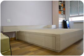 canape de cajones laterales con sistema de mesitas suspendidas