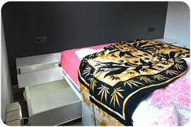 Todo en uno con acabado Luxe con solo mesitas de noche suspendidas